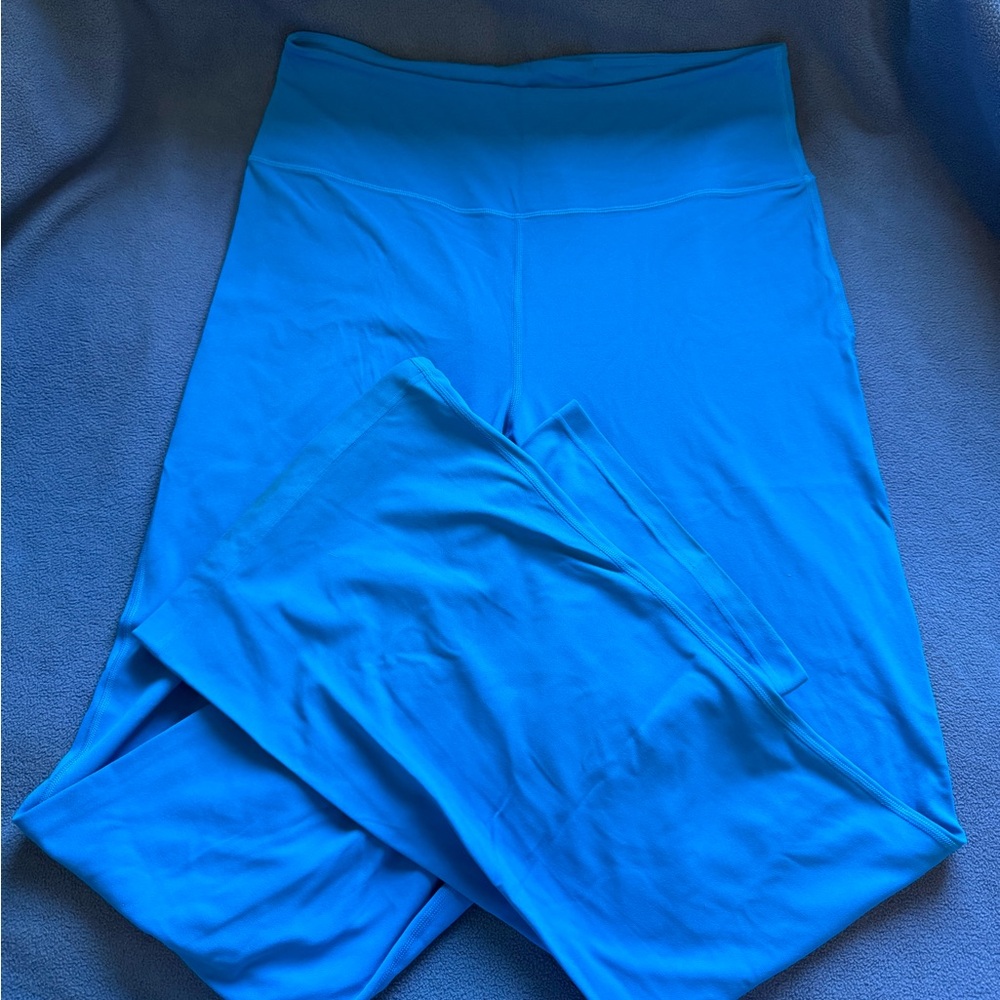 Lululemon high rise flare in the color pool side. Size 14